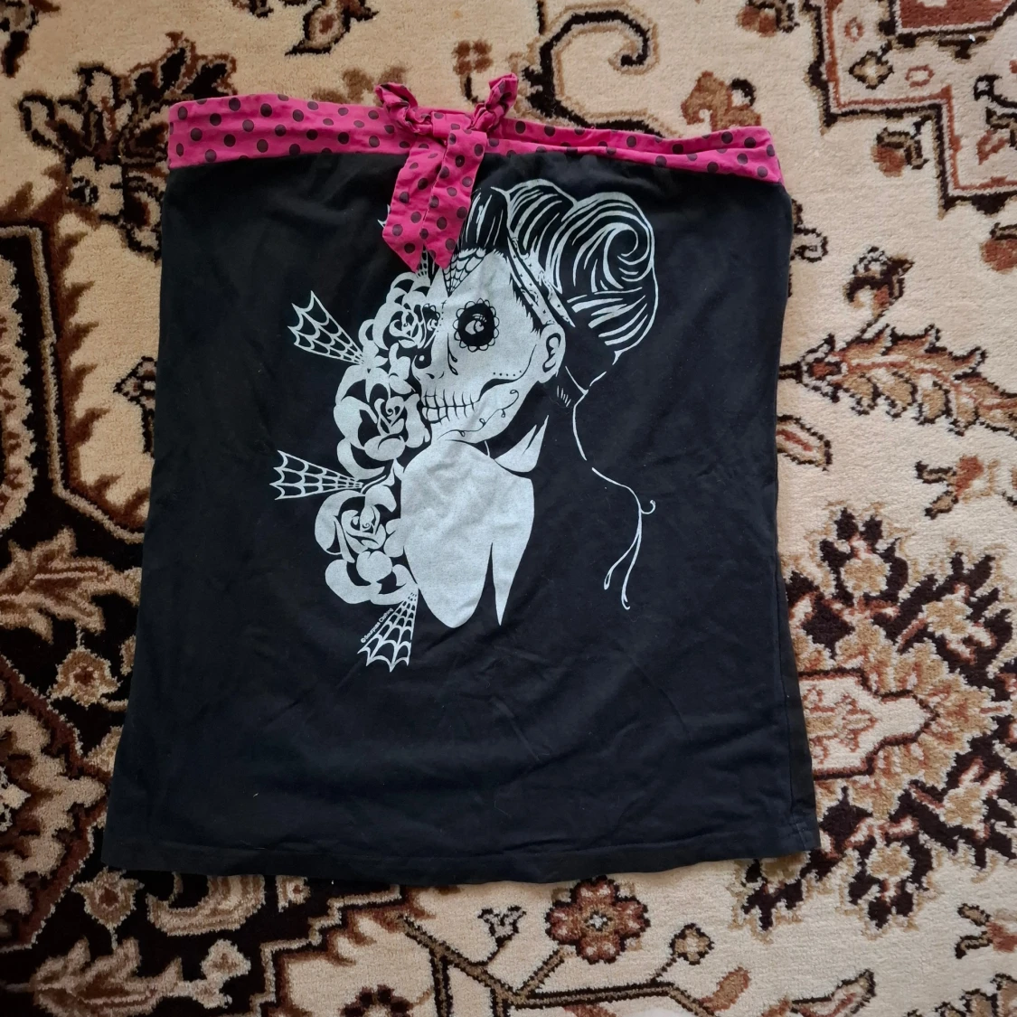 Svart tubtopp med tryck och rosa prickigt band