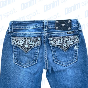 Miss Me lowwaist bootcut jeans - storlek w27• Mått: Längd: 101,5cm Innerbenslängd: 83,5cm Midjebredd: 37,5cm Lårbredd: 21,5cm Benöppning: 21,5cm • OBS: defekter: revor fram på höger ben, fläck på vänster ben, heelbite på båda ben. Vid frågor, meddela här!💙