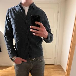 Mörkblå Overshirt - A Day’s March - Säljer denna sjukt snygga Overshirten från A Day’s March⭐️ Färgen är mörkblå och storleken är S⭐️Jackan har inga defekter och skicket är utomordentligt🙌🤝 Sjukt najs passform och material också⭐️🙌 Tveka inte på att höra av er dig vid minsta fråga eller fundering😊
