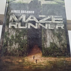 Maze Runner - Säljer boken 'Maze Runner' av James Dashner, utgiven av bokförlaget Semic. Denna dystopiska roman är första delen i en framgångsrik serie som även blivit film. Perfekt för dig som gillar spänning och äventyr!
