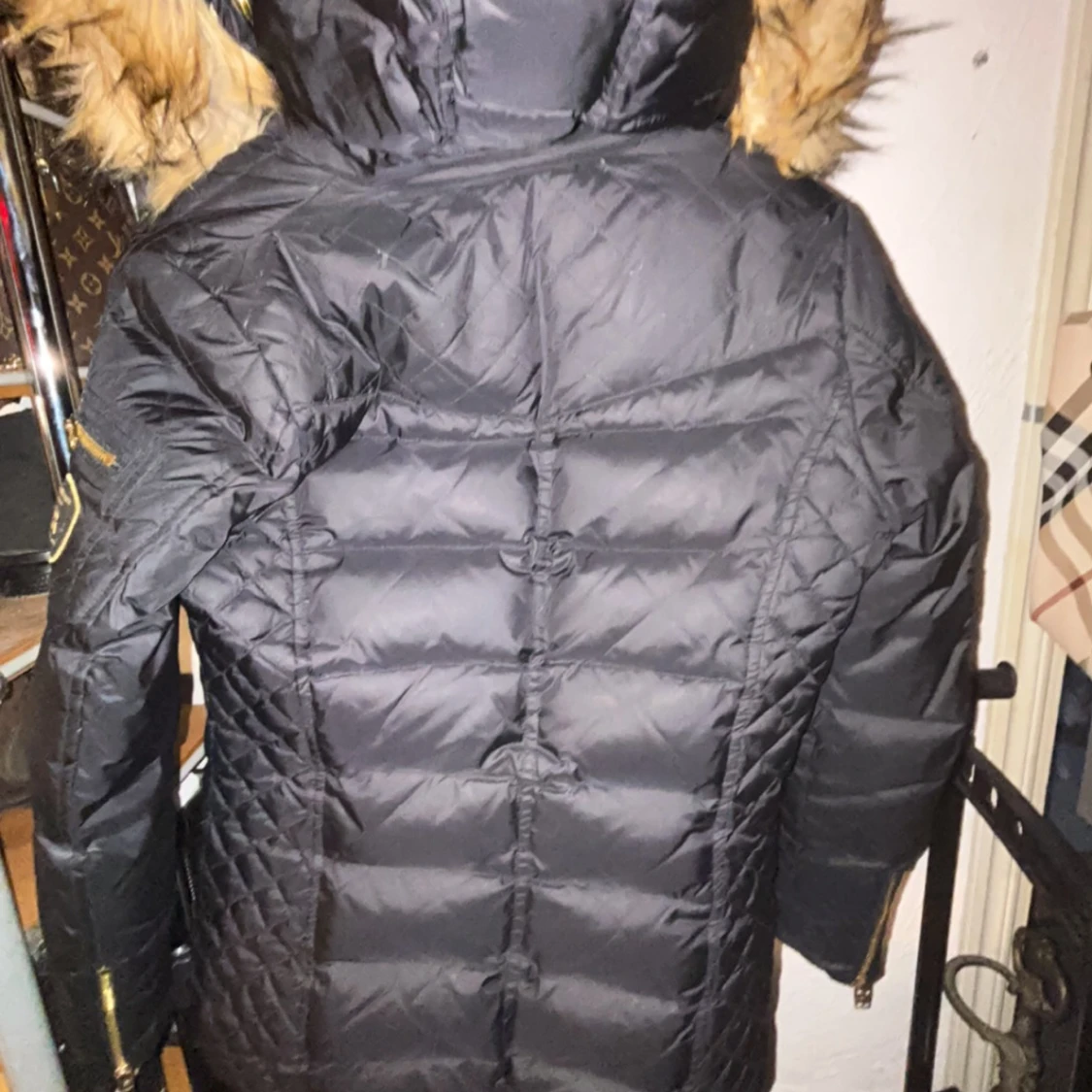 Svart dunjacka med pälsdetaljer från Rockandblue - 3