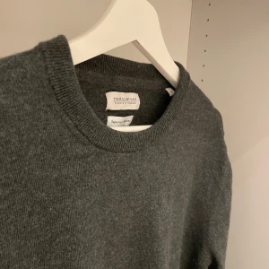 These Glory Days, Merinoull tröja - En jättesnygg grå sweatshirt från These Glory Days i merinoull vilket gör den mjuk och skön. Storlek står XL?Men skulle säga att den passar som M. Jätte bra skick👍 Modellen på bilden är 183 och väger ca 70kg