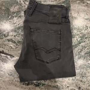 Replay anbass - Ett par gråa replay anbass i storlek 30! Passar 180~cm och har coola slitningar! Mycket bra skick!