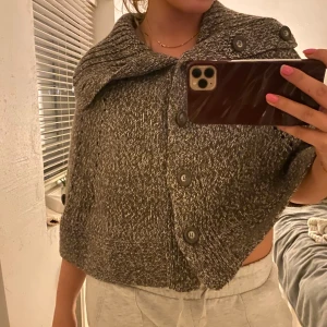 Poncho  - Poncho tröja/ jacka. Superfint skick, använd en gång! Knappar upp hela vägen så man kan knäppa den på flera sätt🫶🏽