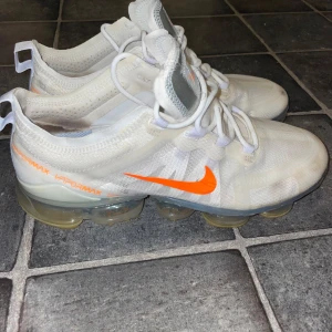 Vita Nike Vapormax  - Säljer ett par vita Nike Vapormaxes sköna och bekväma skor bra för träning eller som vardagsskor. Skorna är slutsålda överallt 