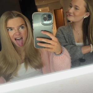 Rosa stickad kofta - Mysig rosa stickad kofta. Köpte köpte på missäy. Som bara finns i göteborg. Den liknar väldigt mycket den som finns på Lindex