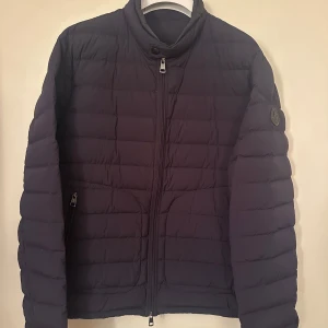 Moncler  - Moncler Acorus Black label. Färg: Navy blue. Skick 9/10 som ny. Storlek 3 / L. Pris 3590kr. 