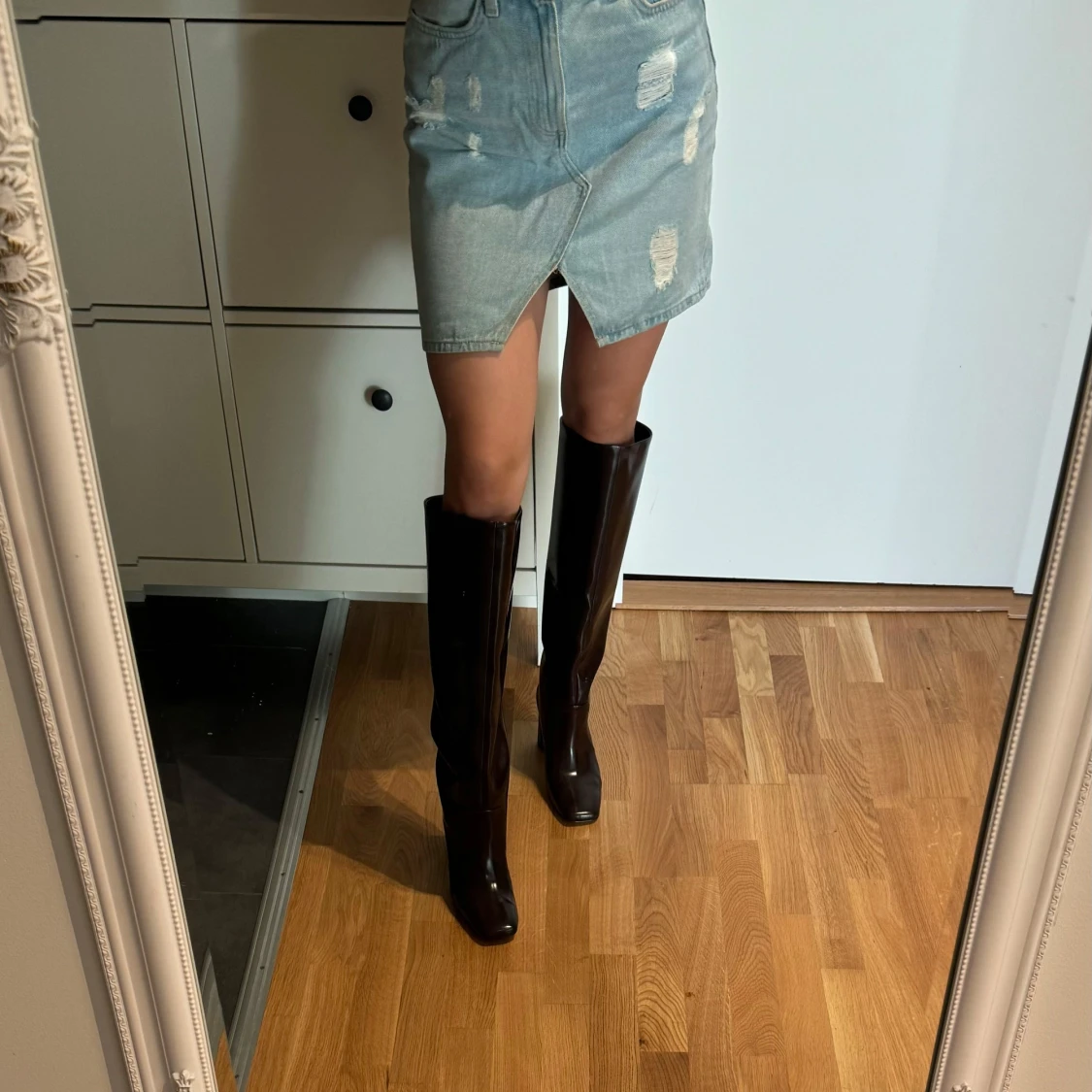 Jeanskjol med slitningar