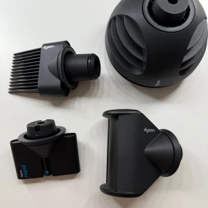 Dyson Supersonic Nural munstycken tillhör  - Nya oanvända Dyson supersonic nural munstycken tillbehör 4 st.   Kan även köpas styckvis för 250kr/st  Wave+Curl diffusor Styling-koncentrator Flyaway-tillbehör Wide-tooth comb-tillbehör