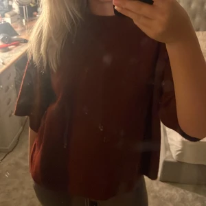 Vinröd tröja från 157 - Säljer en vinröd tröja från 157. Tröjan har en avslappnad passform med korta ärmar och är perfekt för en mysig dag. Den är gjord i ett mjukt material som känns skönt mot huden. Passar bra till både jeans och leggings.