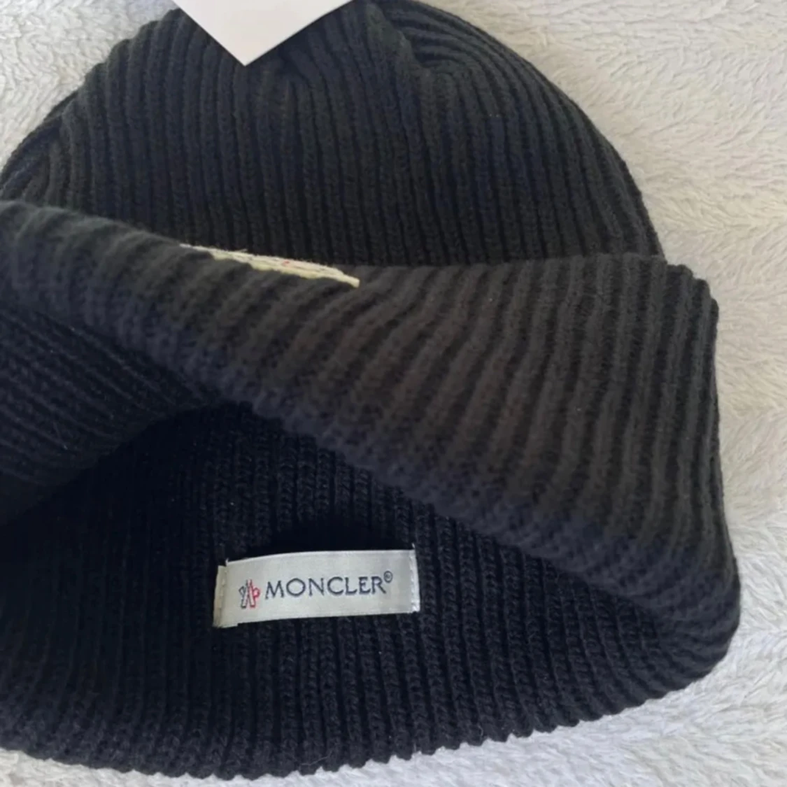 Svart ribbad mössa från Moncler - 1