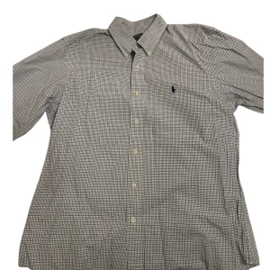 Rutig skjorta från Polo Ralph Lauren - Snygg rutig skjorta från Polo Ralph Lauren i blått och vitt. Skjortan har långa ärmar och klassisk krage med knappar framtill. Perfekt för en stilren look.