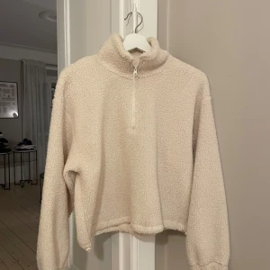 Pile jacka / tröja - Cremevit pile jacka/tröja från H&M med halv dragkedja och hög krage. Liten i storlek, är normalt xs. Använd 1 gång 