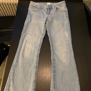 Ljusblå bootcut jeans - Ljusblå jeans ifrån Gina Young. Använda någon enstaka gång. Dom är i storlek 158