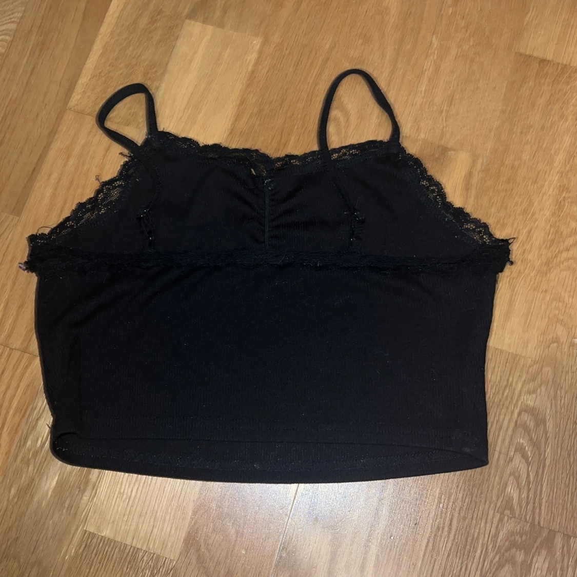 Kort svart linne med spetsdetaljer - 1