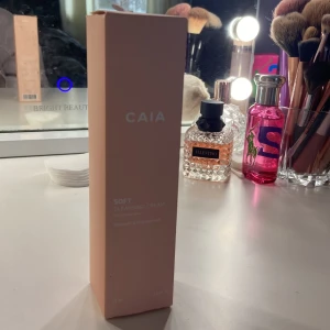 CAIA Soft Cleansing Cream - Säljer en CAIA Soft Cleansing Cream i en snygg rosa tub. Perfekt för att rengöra huden och lämna den mjuk och fräsch. Tuben innehåller 75 ml och är lätt att använda med en praktisk öppning.