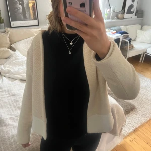 Beige kofta/jacka - Säljer en stilren beige kofta som är ganska tjock. Kan användas som kofta men också som vår jacka till lite varmare dagar. Köpte på sellpy då den var ”nytt skick” och har inte använd sedan dess. Storlek M men skulle säga att den passar bättre på S 