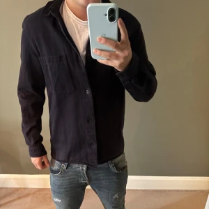 Mörkblå skjorta - Snygg mörkblå skjorta med knappar och långärmad design | Perfekt för en stilren look | storlek M | jag är 182cm | tveka inte vid funderingar eller intresse | perfekt nu till våren | nypris 750kr