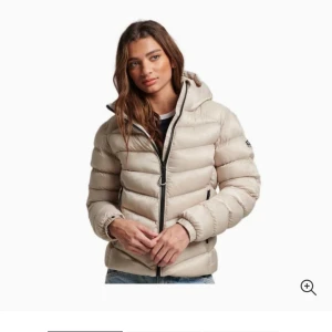 Superdry jacka - Säljer denna jackan från superdry, knappt använd och köpt i vintras. Skickar såklart egna bilder om det vill