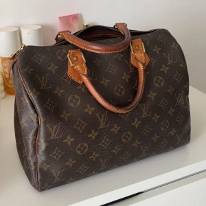 Louis Vuitton speedy 30 - Säljer min älskade lv väska som är i ett nytt skick, flärpen på dragkedjan har däremot gått av men det går att fixa på en lv butik för ungefär 800 kr! Använt den väldigt sparsamt❤️Äktenhetstempel finns i väskan🫶🏻 Priset går att diskutera men jag vill helst ha några rimliga prisförslag eftersom att väskan inte är sliten! 