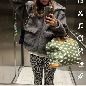 Grå teddyjacka - mysig grå teddyjacka med stora fickor framtill. Perfekt för kyliga dagar när du vill vara både varm och stilren. Jackan har en avslappnad passform och är lätt att matcha med olika outfits. Lånnade bilder!!