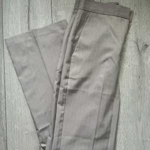 Beige kostymbyxor från ASOS DESIGN - Beige kostymbyxor från ASOS med ränder. Strl XS