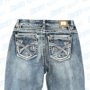 Bootcut vintage jeans  - storlek M• Mått: Längd: 110cm Innerbenslängd: 85cm Midjebredd: 38cm Lårbredd: 25,5cm Benöppning: 30cm • Vid frågor, meddela här!💙