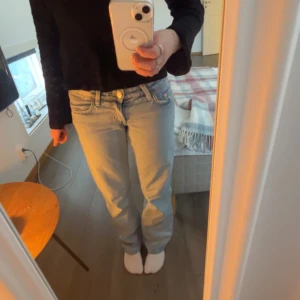 Arrow jeans - weekday - Snygga blå jeans från Weekday, low waisted straight jeans. De har en normal låg midjad passform och är tillverkade i slitstarkt denim. W24 och L32, som referens så är jag 158 och det passar väldigt bra. Jeansen har inga vidare tecken på användning. Köpta för 590kr.                         Vid fler funderingar så är det bara att skriva 