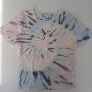 Tie-dye t-shirt från Hollister💕 - Säljer en cool tie-dye t-shirt från Hollister i ljusa pastellfärger med ett stjärnmönster på bröstet. T-shirten har ett fint skick och en väldigt fin passform