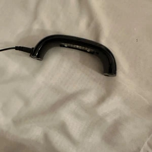 En liten nagellampa - Säljer en svart liten nagellampa som har en USB-kabel. 