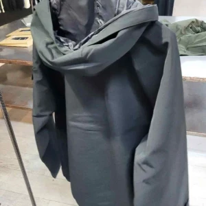 Carhartt WIP CLARTON JACKET - Helt ny.  Snygg svart jacka från Carhartt med huva och knappar framtill. Perfekt för en stilren look. Jackan har en enkel design och är gjord i ett slitstarkt material