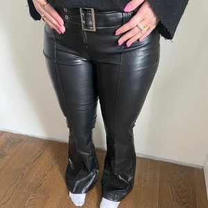 Skinnbyxor New Yorker - Skinnbyxor från New Yorker storlek M, true to size! Svåra att få tag i, bra skick❤️‍🔥Modellen är 163cm. 349kr 