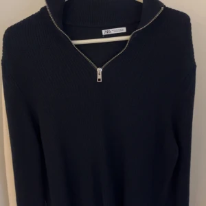 Två Stickade halfzip tröjor från Zara - Säljer dessa två stilrena stickade tröjor från Zara. Dessa två är i Storlek M och sitter bra. De är i väldigt bra skick. Skick 9,5/10. Använd endast några gånger. Säljer en för 249. Två för 449kr. Båda är helt fräscha!