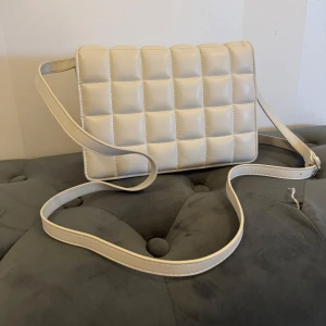 Axelväska vit. - Använd 1 gång och det var på min student. Köpt på H&M