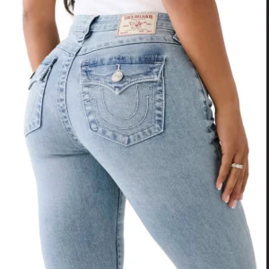 True religion byta stl 23 mot 24 - Hej! Har dessa byxorna i stl 23 som jag hade velat byta om 24 om någon är intresserad. Har sytt upp byxorna så att de sitter såsom en L30 i längden. Hör av er vid frågor 🫶🫶