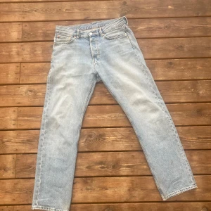 Feta ljusblå vårjeans - Tja! Säljer nu dessa riktigt feta ljusblå jeansen till våren. Riktigt feta, bra skick finns inte mycket mer att säga. Storlek 28/30, passar nån runt 175 me normal midja👌🏽👌🏽👌🏽