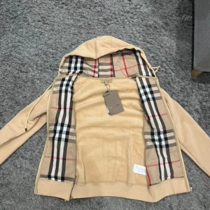 Burberry Zip Hoodie - Helt ny och oanvänd Burberry Zip hoodie, 10/10 skick. Riktigt snygg och bekväm, väldigt skönt material. Säljs pga den är för liten. Det är storlek S och sitter även som en S men passar även XS. Hör av er vid intresse! 