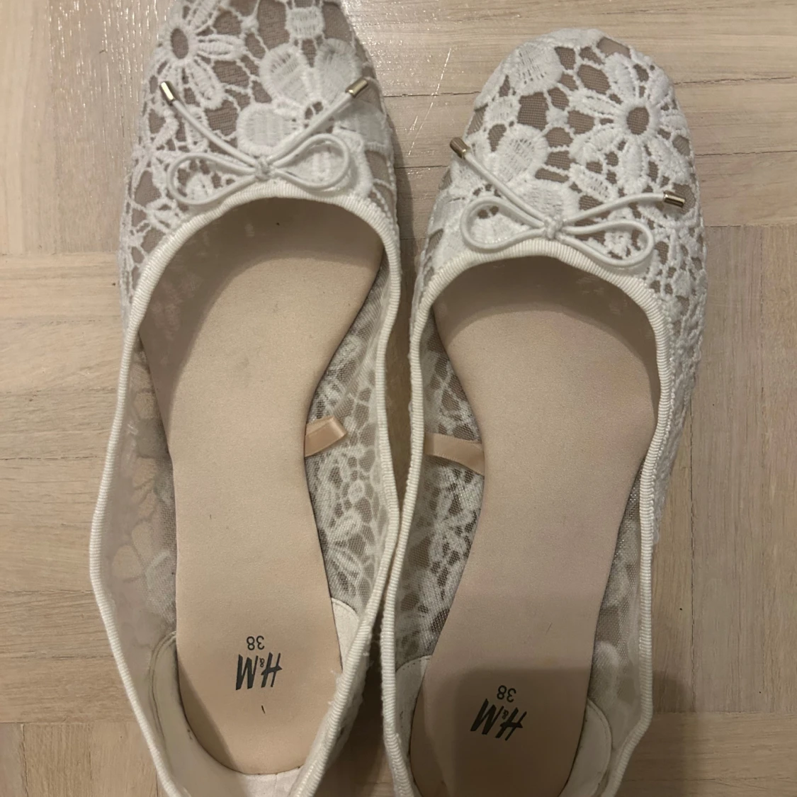 Vita spetsballerinaskor från H&M - 2