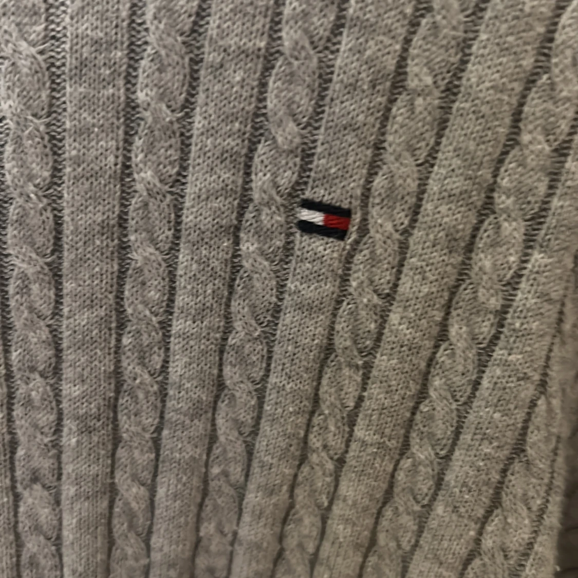 Grå stickad tröja från Tommy Hilfiger - 1