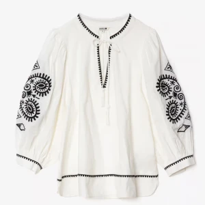 Ny! Broderad boho blus från Indiska - Fantastisk bomulls med broderier och band med tofsar från Indiska. Nypris 999:- väldigt populär! Smickrande modell som passar många kroppsformer. StL M men tycker den är rymlig i stl.