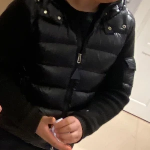 Moncler cardigan  - Moncler cardigan, finns en liten hål på luvan 