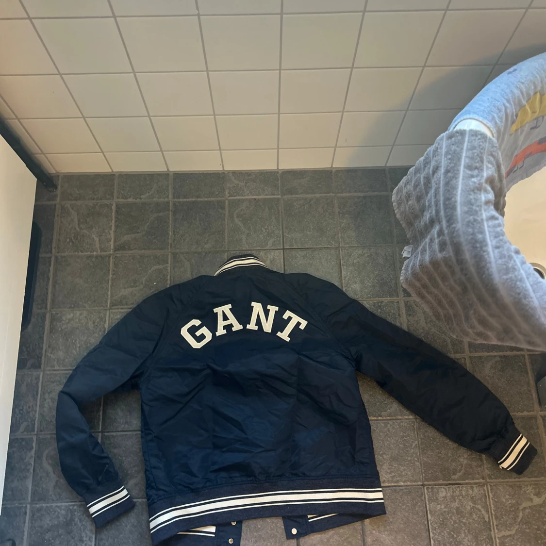 Marinblå bomberjacka från GANT - 1