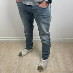 Replay Anbass - Replay Anbass jeans i nyskick. Jeansen är i storlek W31/L32. Modellen på bilden är 182cm lång. Hör av dig vid frågor och funderingar!