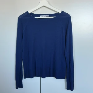 Blå tröja från Zara - Säljer en stilren blå tröja från Zara. Den har en enkel design med långa ärmar och rund halsringning. 🥰
