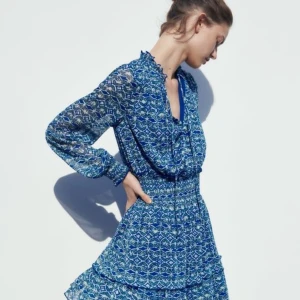 Blå volang klänning från zara - Jättefin klänning från zara i super bra skick!💙