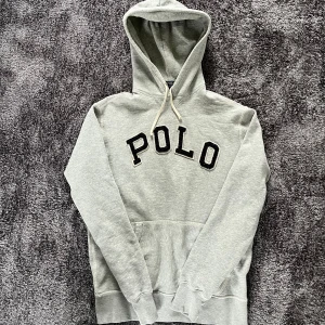 Grå hoodie från Ralph Lauren - Säljer en sjukt snygg klassisk grå hoodie från Ralph Lauren. Tröjan är i storlek S men passar även M. Tröjan har en liten defekt som absolut inte syns vid användning! Nypris: Ca 2000. Hör av er vid några funderingar!!