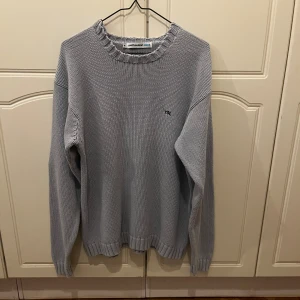 YSL Sweater - Vintage YSL jeans Tröja. Ljusblå färg. Storlek M, passar 177-185 skulle jag säga. Lite för stor för mig som är 175. Perfekt inför sommaren. Små tecken på användning, men inte så att det märks av. Pris förhandlingsbart 