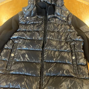 Svart Cardigan från Moncler - Snygg svart Cardigan från Moncler. Den har små märken men inget som syns. Skick 8/10. Går att scanna qr koden som visar att den är äkta. XL men passar L