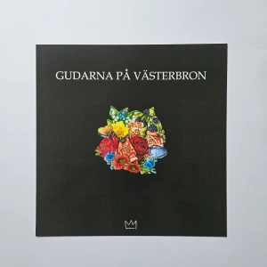 Hov1 - Albumaffisch, 31.5x31.5cm - Hov1 - Gudarna på Västerbron albumaffisch, 31.5x31.5cm  Helt ny - Passar bra i IKEAs tavelram Lomviken!  Skickas i papprulle!