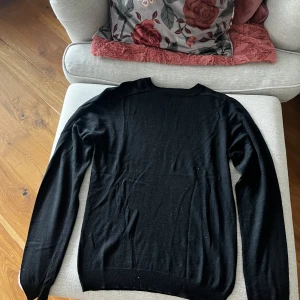 Svart tröja från 157 - Säljer en stilren svart tröja från 157. Tröjan har en klassisk design med långa ärmar och rund hals. Perfekt för en minimalistisk look.